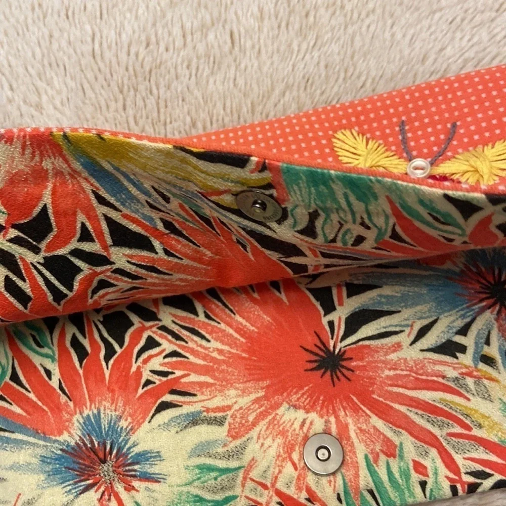 NWOT Very Unique Peach 🍑 Embroidered Clutch!